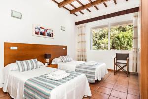 费雷列斯Villa Olives by Villa Plus的酒店客房设有两张床和窗户。