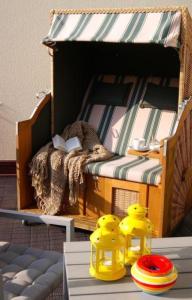 奥斯赛拜-屈隆斯博恩Residenz-Ostseewind-Wohnung-15-9732的玩具床,带毯子和书