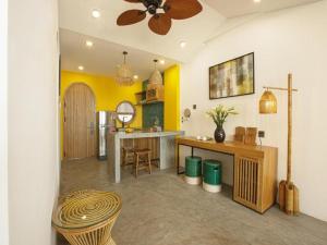 岘港TA Danang Boutique Hotel的厨房设有黄色的墙壁和天花板