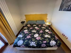 洛雷托Appartamento incantevole sull'antica via Lauretana的一间卧室配有一张带花卉床罩的床