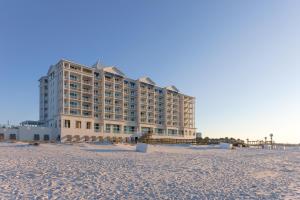 彭萨科拉海滩The Pensacola Beach Resort的海滩上的酒店,拥有沙滩