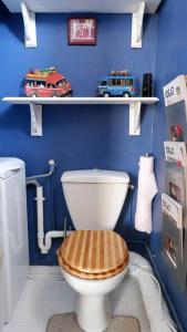 马赛Spacieux T4 tout confort quartier Périer terrasse et vue的一间带卫生间和蓝色墙壁的浴室
