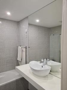 波瓦-迪瓦尔津BRISA MAR的浴室设有白色水槽和镜子
