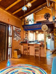 戈亚斯州上帕莱索Casa Lobo-guará的厨房配有桌子和台面