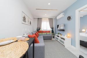 安塔利亚Central and Fully Furnished Flat in Muratpasa的客厅配有沙发和1张床