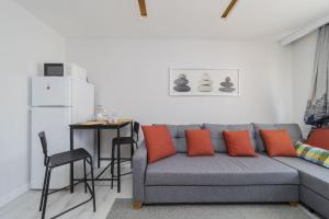 安塔利亚Central and Fully Furnished Flat in Muratpasa的客厅配有带橙色枕头的灰色沙发