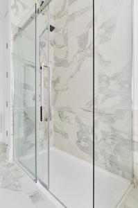 蒙特利尔Villa Dante By Denstays的浴室里设有玻璃门淋浴