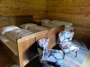 金兹灵Grawandhütte的一间客房配有四张双层床和两把椅子