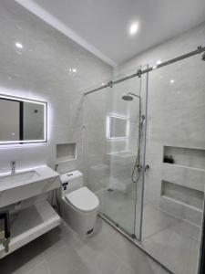头顿An Home - Phòng đơn ngay bãi sau Vũng Tàu的带淋浴、卫生间和盥洗盆的浴室