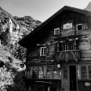 金兹灵Grawandhütte的一张黑白相间的旧木屋照片