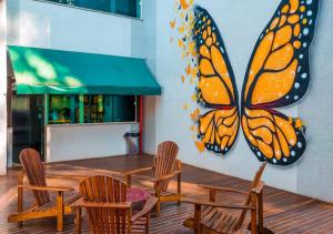 坎波斯杜若尔当Hotel Dan Inn Campos do Jordão的餐厅的墙上挂着蝴蝶画