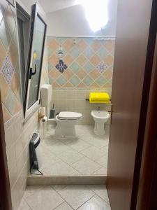 奇亚L'Oasi di Chia的一间带卫生间和水槽的浴室