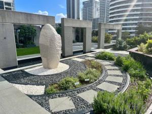 黄金海岸Oracle 11th floor Tower 1 - GC Getaways的一座花园,在一座城市里建有石雕