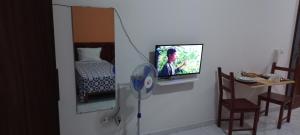 萨尔雷Ka-Bela 2的客房设有电视、床和风扇。