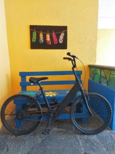 博卡德尔里奥HOTEL INTI的停在蓝色长凳旁的自行车