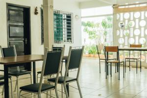 圣克鲁斯Hostal Backpackers Travelero的一间带桌椅的用餐室和窗户。