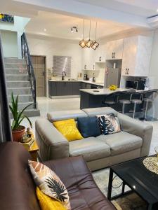 哈博罗内modern, two-story luxury house的带沙发的客厅和厨房