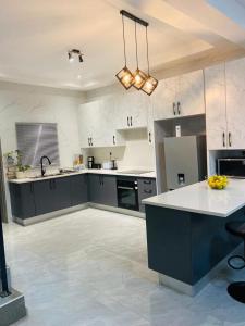 哈博罗内modern, two-story luxury house的一个带水槽和台面的大厨房