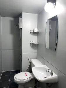 暖武里府Impact Arena C3 Milo的一间带水槽、卫生间和镜子的浴室
