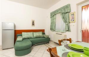 卡尼卡Amazing Apartment In Krnica With Wifi的客厅配有绿色沙发和桌子
