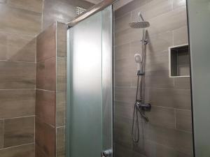 LimbeChinyonga Guesthouse的浴室里设有玻璃门淋浴