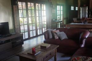 佩洛塔斯Casa ampla no Laranjal的带沙发和咖啡桌的客厅
