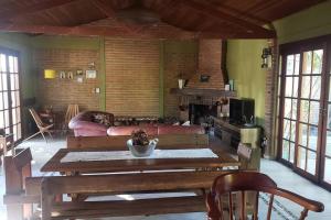 佩洛塔斯Casa ampla no Laranjal的客厅配有桌子、沙发和壁炉