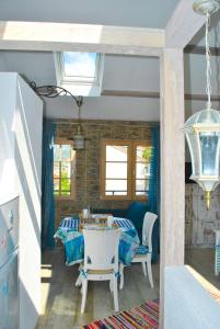 帕里斯特Apartment Mediterraneo Blue Sky的一间带桌椅和窗户的用餐室
