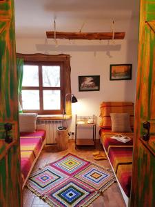 弗沃达瓦Wiedźminowo的客厅配有两张床和地毯。