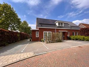 弗劳温普尔德Etoile aan Zee的砖砌车道的红砖房子