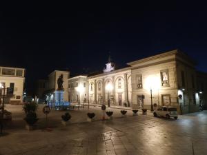 韦诺萨Bed and Breakfast In Piazza Orazio的一座带灯光的大型夜间建筑