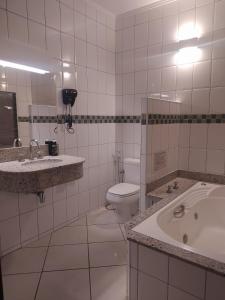 阿拉拉夸拉莫拉达杜索尔格兰酒店的浴室配有卫生间、盥洗盆和浴缸。