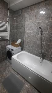 瓦列沃Kod Hrama的浴室配有白色浴缸和卫生间。