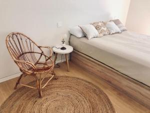 纳维斯港PARAISOS DE AGAETE的一间卧室配有一张带椅子和桌子的床