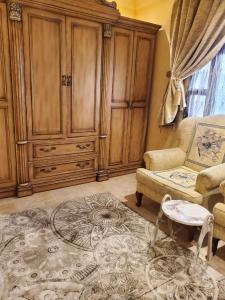 麦地那شقة لين طيبة للعوائل Leen Taibah Ap. for family's的带沙发和橱柜的客厅
