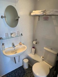 惠特比米德尔赫姆酒店的一间带水槽、卫生间和镜子的浴室