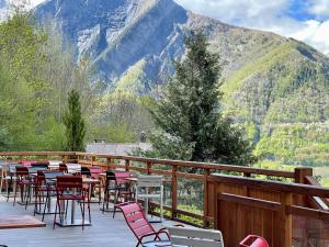 MizoënChalet Le Panoramique的一个带桌椅的庭院,阳台享有山景