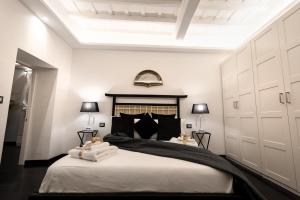 罗马Barcaccia Luxury Suites的卧室配有一张带白色墙壁的大床