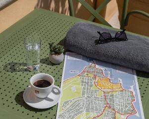 罗德镇Casa del Sol Suites的一张桌子,上面放着一杯咖啡和一张地图