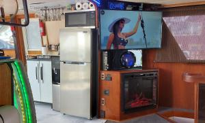 布鲁克林Romantic Condo @ Ocean 3-deck Yacht的厨房配有电视和火炉。