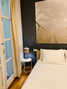 巴塞罗那Hermoso piso en el centro de Barcelona的一间卧室,配有一张带桥景的床