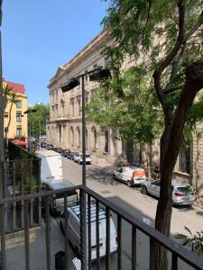 巴塞罗那Hermoso piso en el centro de Barcelona的阳台享有城市街道的景致。