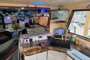 布鲁克林Romantic Condo @ Ocean 3-deck Yacht的一个带水槽和笔记本电脑的厨房