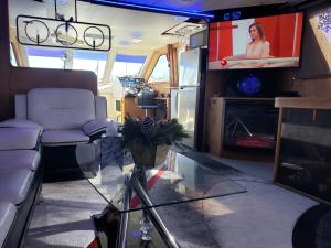 布鲁克林COZY CONDO OCEAN 3xDECK YACHT的带沙发和电视的客厅