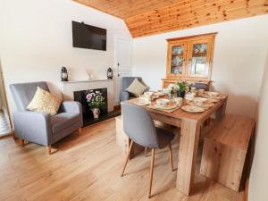 波弗特Sweeney's Cottage的一间带木桌和椅子的用餐室