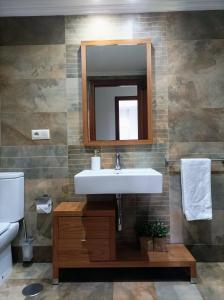 卡尔达斯·德·雷斯Marvera的一间带水槽和镜子的浴室