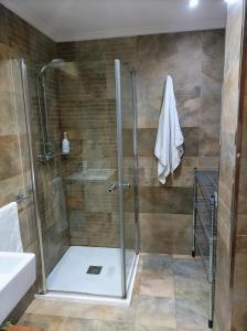 卡尔达斯·德·雷斯Marvera的浴室里设有玻璃门淋浴