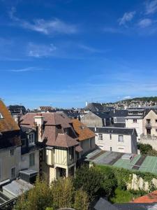 多维尔Un été sans fin à Deauville的享有拥有房屋和建筑的城市美景