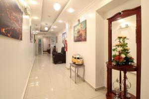基多La Rosario的医院的走廊,有等候室