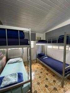 桑托斯Rolds Hostel的一间设有三张双层床的客房